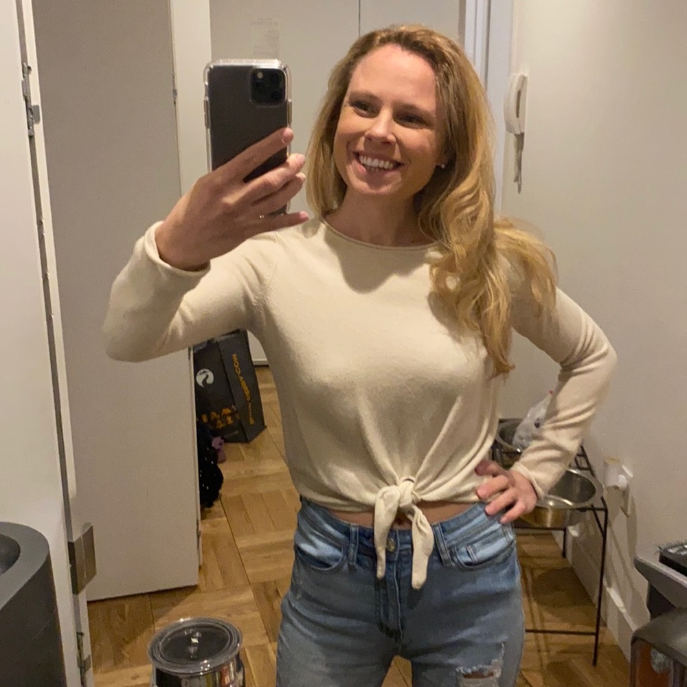 Aritzia’s Babaton Cream swearer Small